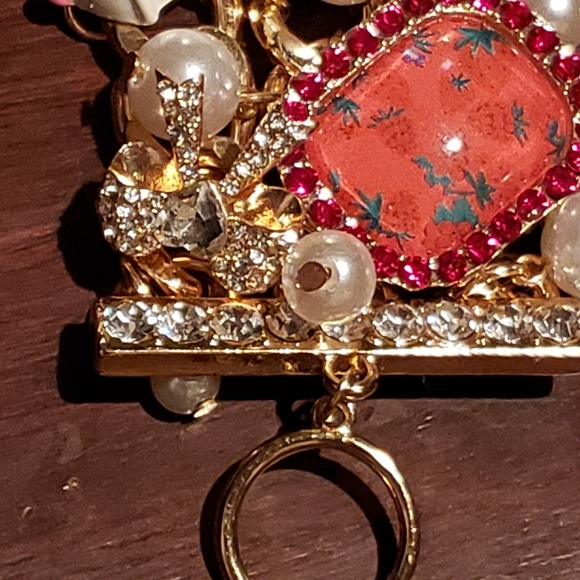 Betsey Johnson Babycakes Cluster Gold Tone Bracelet in Reds, Pinks and White. - Picture 3 of 9